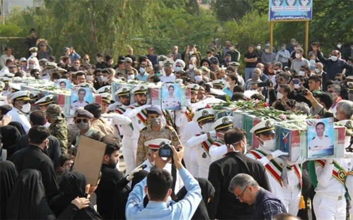 پیکر پاک ۵ شهید حادثه شناور کنارک نیروی دریایی ارتش در بوشهر تشییع شد