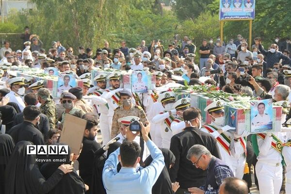 تشییع پیکر پاک ۵ شهید حادثه شناور کنارک نیروی دریایی ارتش در بوشهر