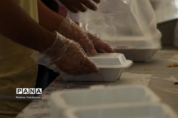 همکاری دانش‌آموزان پیشتاز مازندران در پخش غذا میان نیازمندان