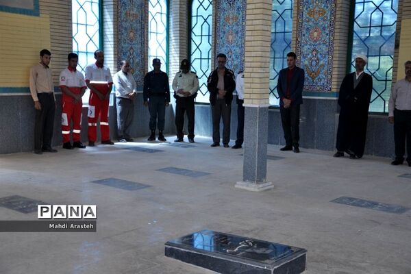 غبارروبی وعطر افشانی  مزار شهدای شهرستان خوسف به مناسبت سوم خردادماه