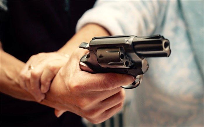 همسر فوتبالیست مطرح لیگ برتری به جرم حمل اسلحه دستگیر شد