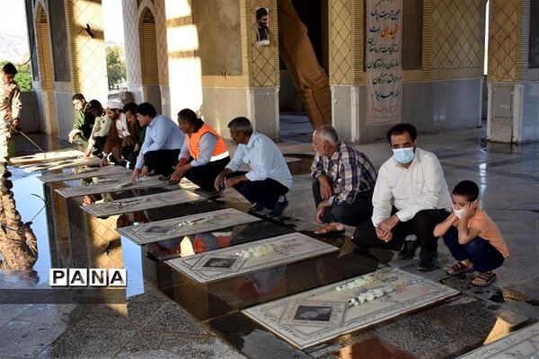 قبور شهدای شهرستان بهاباد گلباران و عطرافشانی
