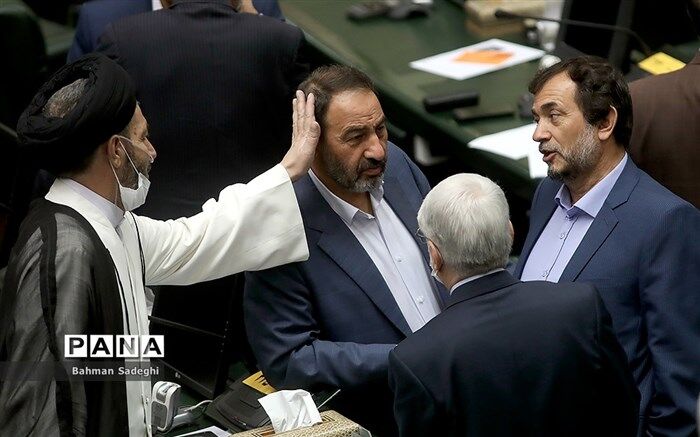 قاضی‌زاده: مسئولان نظم مجلس وارد عمل شوند تا نمایندگان بر صندلی خود بنشینند
