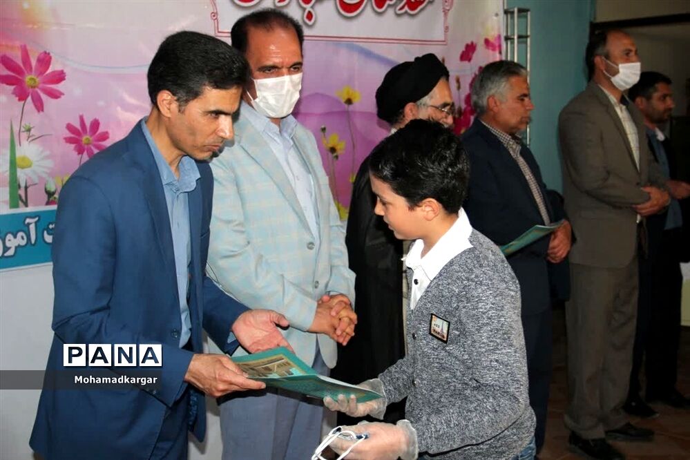 تجلیل از برگزیدگان مسابقات و برنامه های هفته معلم ابرکوه