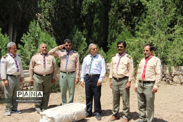 آموزش برپایی چادر در اردوی سازمان دانش‌آموزی