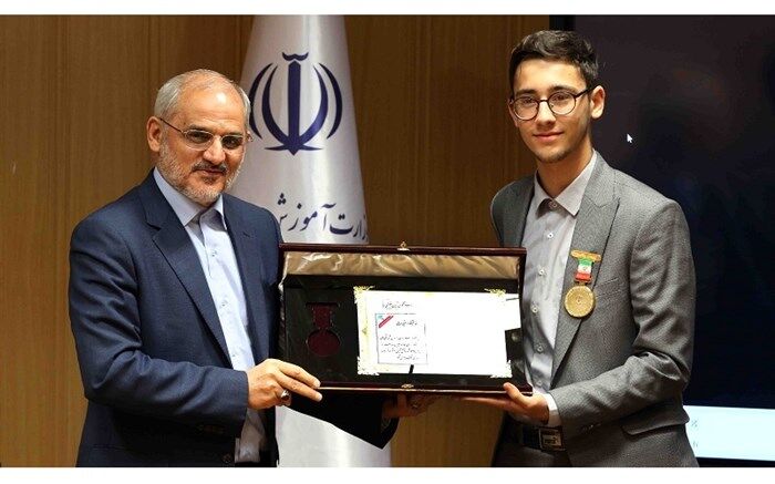 اهدای نشان سفیر مدرسه سازی از سوی وزیر آموزش و پرورش به دانش‌آموز استاد بزرگ شطرنج ایران
