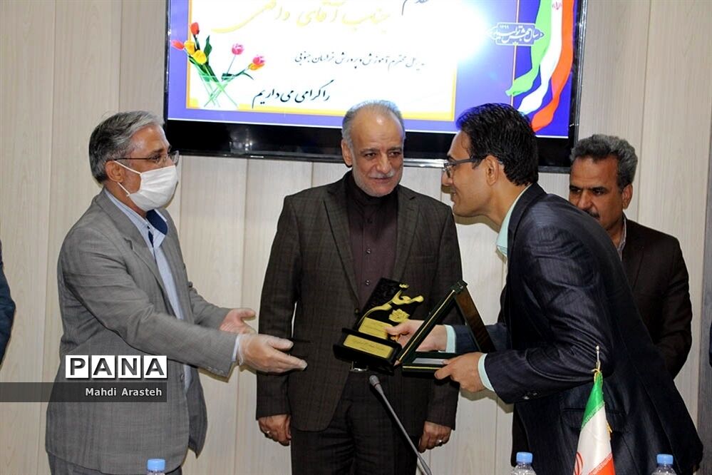 تجلیل از عوامل اجرایی ستاد بزرگداشت مقام معلم اداره آموزش و پرورش شهرستان بیرجند
