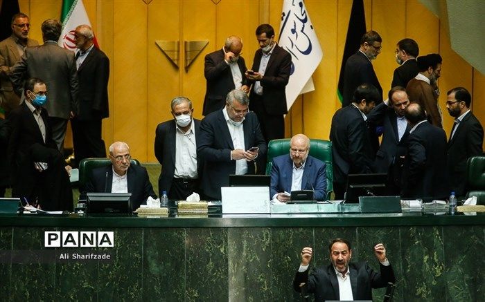 تصادف خودروی وزیر اقتصاد در راه مجلس