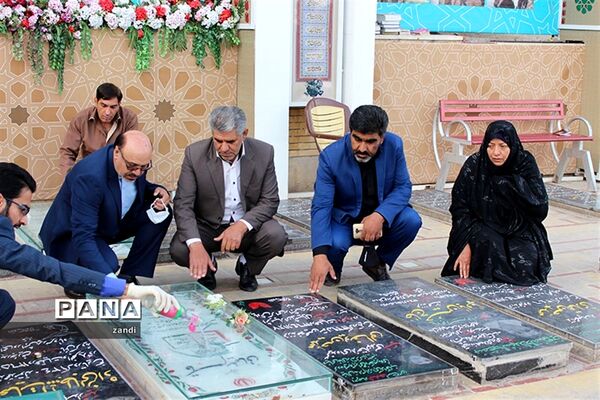 حضور مشاورمعاون پرورشی وزارت آموزش وپرورش در گلزاری شهدای کرمان