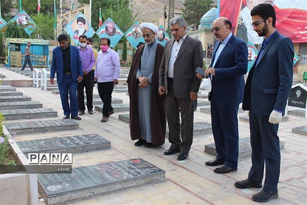 حضور مشاورمعاون پرورشی وزارت آموزش وپرورش در گلزاری شهدای کرمان