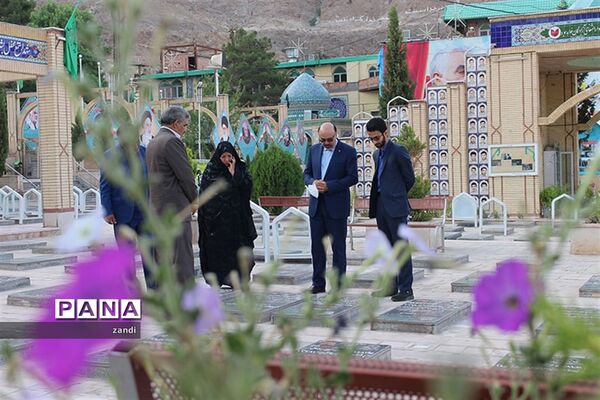 حضور مشاورمعاون پرورشی وزارت آموزش وپرورش در گلزاری شهدای کرمان