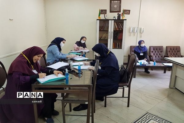 حضور پرشور دانش‌آموزان پایه دوازدهم منطقه 13 در حوزه‌های امتحانی