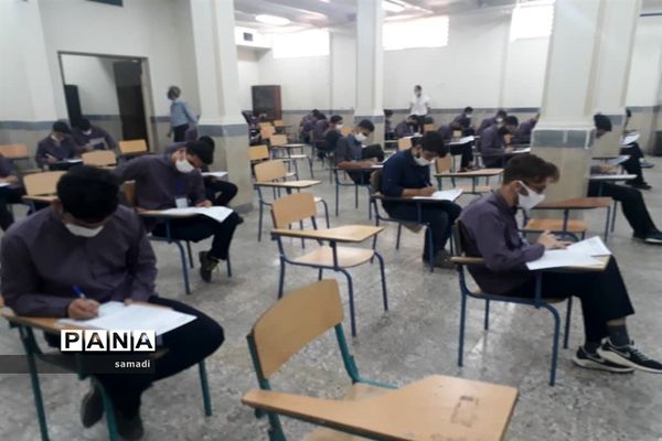 حضور پرشور دانش‌آموزان پایه دوازدهم منطقه 13 در حوزه‌های امتحانی