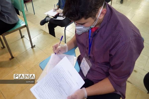 حضور پرشور دانش‌آموزان پایه دوازدهم منطقه 13 در حوزه‌های امتحانی