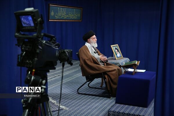 محفل انس با قرآن کریم، با حضور رهبر انقلاب اسلامی از طریق ارتباط تصویری با چند تن از قاریان ممتاز کشور