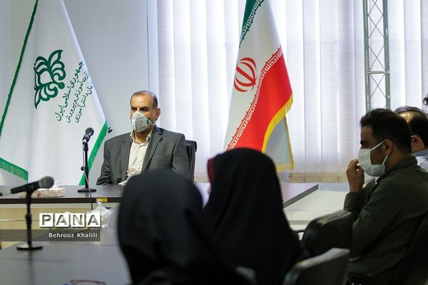 نشست صمیمی قائم مقام سازمان دانش آموزی با کارکنان سازمان