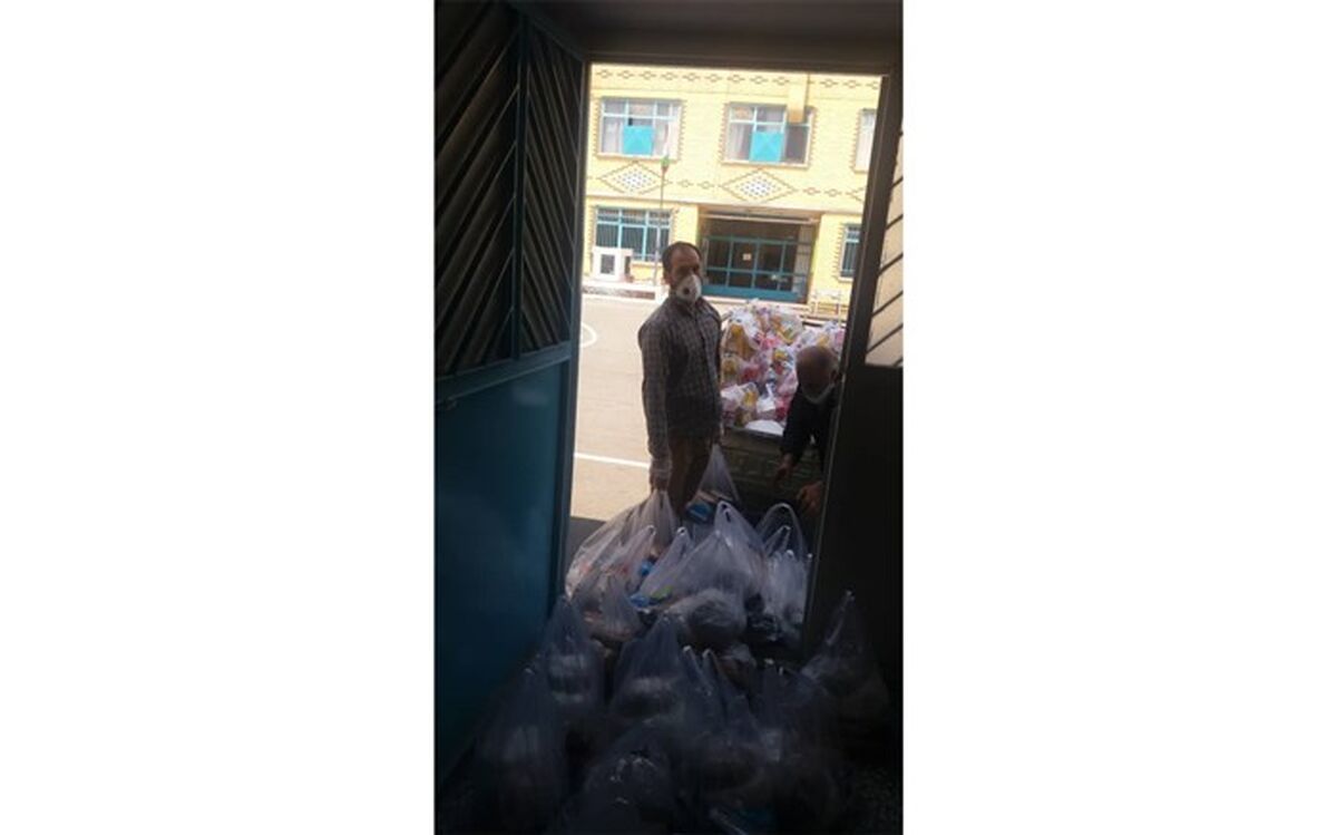 کمک دانش‌آموزان منطقه۱۷ به نیازمندان، با شیوع کرونا تعطیل نشد
