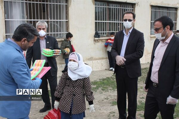 توزیع بسته‌های آموزشی توسط مدیر‌کل آموزش و پرورش استان زنجان در مناطق محروم