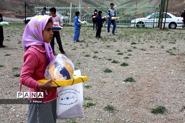 توزیع بسته‌های آموزشی توسط مدیر‌کل آموزش و پرورش استان زنجان در مناطق محروم