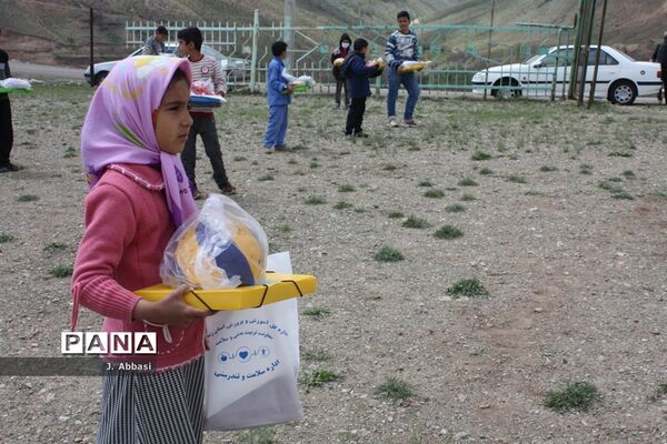 توزیع بسته‌های آموزشی توسط مدیر‌کل آموزش و پرورش استان زنجان در مناطق محروم