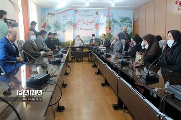 آیین تجلیل از معلمان نمونه در شهرستان قائمشهر