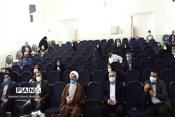 برگزاری همایش تجلیل از معلمان نمونه در شهرستان کازرون