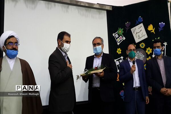 برگزاری همایش تجلیل از معلمان نمونه در شهرستان کازرون