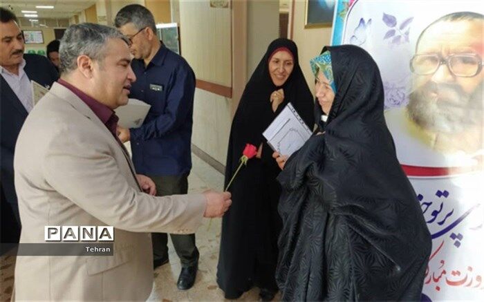 مهدی نیکبخت با تقدیم گل از همکاران اداری، به نمایندگی از خانواده فرهنگیان تقدیر کرد
