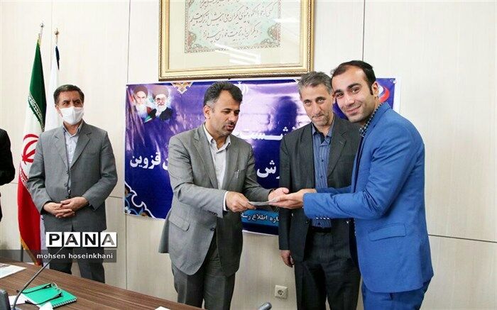 تجلیل مدیرکل آموزش و پرورش قزوین از خبرنگار پانا
