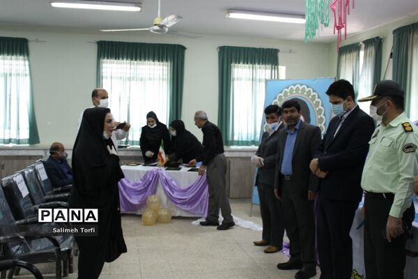 تقدیر ازمدیران و معلمان نمونه شهرستان حمیدیه با حفظ رعایت  فاصله اجتماعی