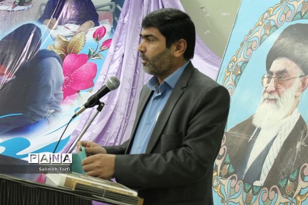 تقدیر ازمدیران و معلمان نمونه شهرستان حمیدیه با حفظ رعایت  فاصله اجتماعی