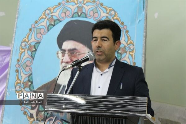 تقدیر ازمدیران و معلمان نمونه شهرستان حمیدیه با حفظ رعایت  فاصله اجتماعی