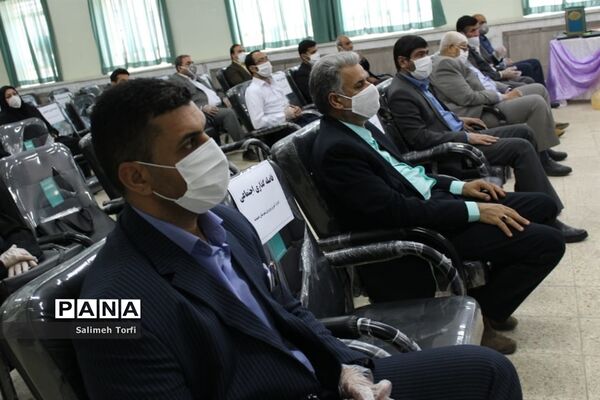 تقدیر ازمدیران و معلمان نمونه شهرستان حمیدیه با حفظ رعایت  فاصله اجتماعی