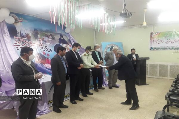 تقدیر ازمدیران و معلمان نمونه شهرستان حمیدیه با حفظ رعایت  فاصله اجتماعی
