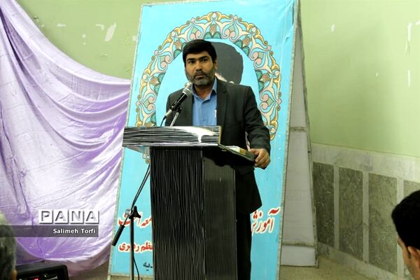 تقدیر ازمدیران و معلمان نمونه شهرستان حمیدیه با حفظ رعایت  فاصله اجتماعی