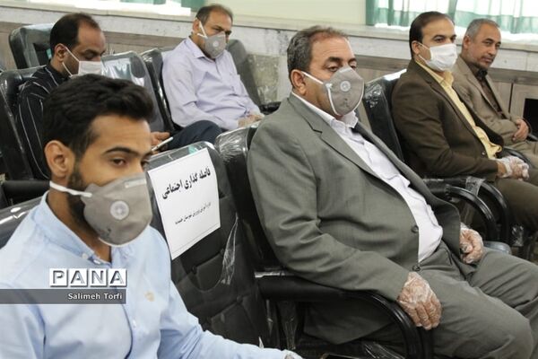 تقدیر ازمدیران و معلمان نمونه شهرستان حمیدیه با حفظ رعایت  فاصله اجتماعی