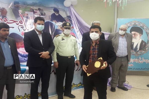 تقدیر ازمدیران و معلمان نمونه شهرستان حمیدیه با حفظ رعایت  فاصله اجتماعی