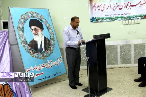 تقدیر ازمدیران و معلمان نمونه شهرستان حمیدیه با حفظ رعایت  فاصله اجتماعی