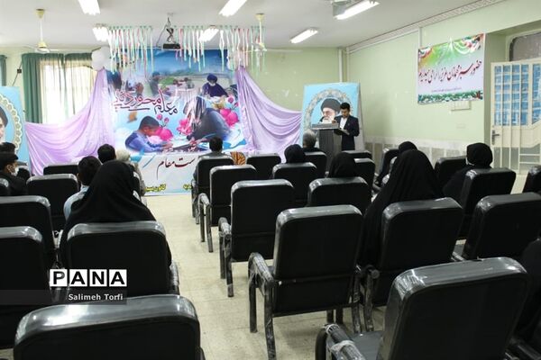 تقدیر ازمدیران و معلمان نمونه شهرستان حمیدیه با حفظ رعایت  فاصله اجتماعی