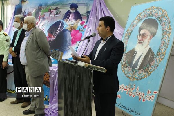 تقدیر ازمدیران و معلمان نمونه شهرستان حمیدیه با حفظ رعایت  فاصله اجتماعی