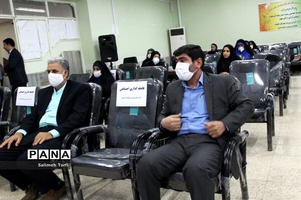 تقدیر ازمدیران و معلمان نمونه شهرستان حمیدیه با حفظ رعایت  فاصله اجتماعی