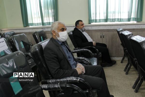 تقدیر ازمدیران و معلمان نمونه شهرستان حمیدیه با حفظ رعایت  فاصله اجتماعی
