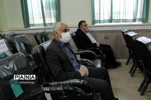 تقدیر ازمدیران و معلمان نمونه شهرستان حمیدیه با حفظ رعایت  فاصله اجتماعی