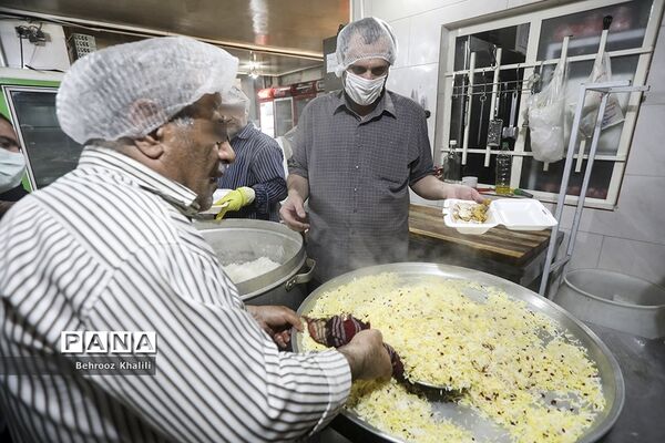 پخت و توزیع غذا درماه مبارک رمضان برای افراد نیازمند