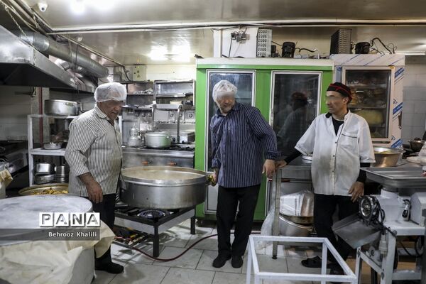 پخت و توزیع غذا درماه مبارک رمضان برای افراد نیازمند