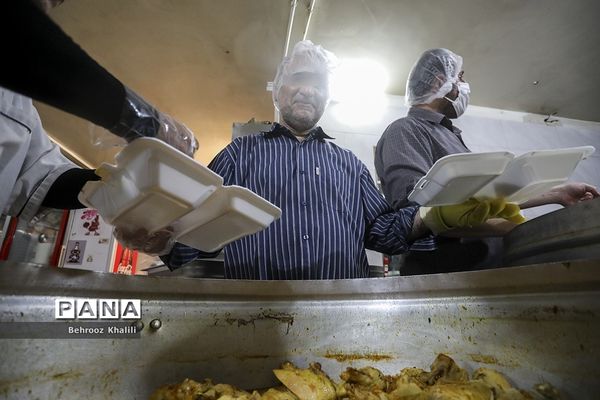 پخت و توزیع غذا درماه مبارک رمضان برای افراد نیازمند