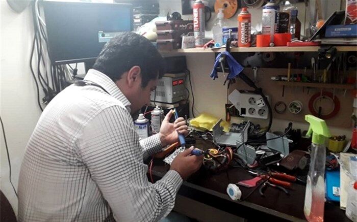 معلم گچسارانی با کمک خیرین و با سفر به روستاها و عشایر مدارس را تجهیز می کند