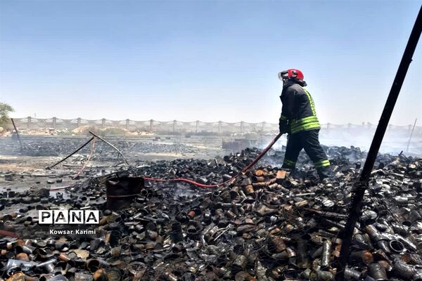 آتش سوزی گسترده  در انبار ضایعات پلاستیکی منطقه ملاشیه اهواز
