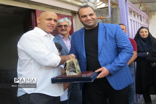 نصب پلاک افتخار المپین پهلوان حسین توکلی بر سردرب منزل
