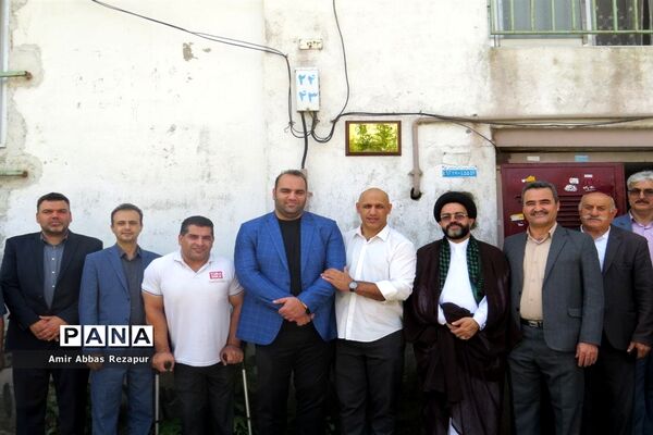 نصب پلاک افتخار المپین پهلوان حسین توکلی بر سردرب منزل